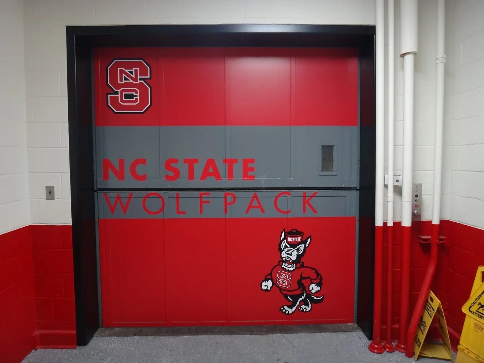Freight elevator installation